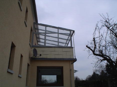 Balkonüberdachung mit Seitenteil als Wetterschutz Balkonüberdachung mit Seitenteil als Wetterschutz